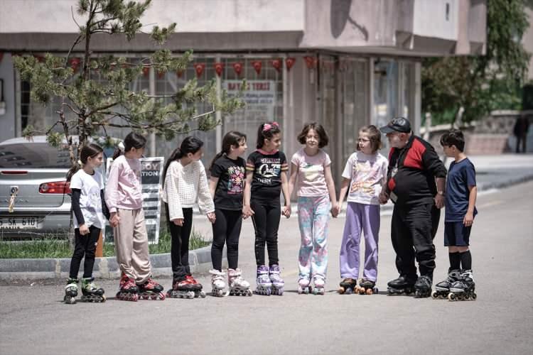 <p>Gençlere eğitim ve spor hayatlarının yanında bir meslek ya da sanat dalıyla meşgul olmalarını tavsiyesinde bulunan emekli eğitmen, ücretsiz eğitimle çocukları mutlu ediyor.</p>
