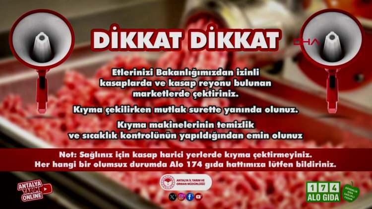 <p>Türkiye Kasaplar Federasyonu Başkanı Osman Yardımcı geçen hafta yaptığı açıklamada, kurban kesimi, kurbanlık etin işlenmesi ve kıyma çekimi gibi işlemlerin kasap dışında yapılmasının hijyenik olmadığını anlatmış, Tarım ve Orman Bakanlığı Gıda ve Kontrol Genel Müdürlüğü'nün 'Kurban Hizmetleri ve Kurban Bayramı Denetimleri' hakkındaki 2021 yılında Resmi Gazete'de yayımlanarak yürürlüğe giren Kurban Hizmetlerinin Uygulanmasına Dair Tebliğ ile belirlenen kurallar hakkında kasap haricindeki iş yerlerine uyarıda bulunmuştu.</p>
