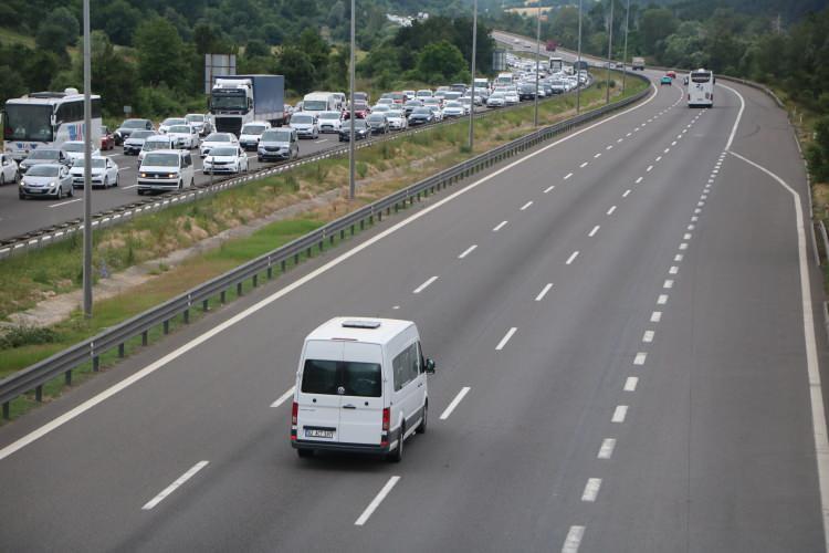 <p>Dün sabah saatlerinden itibaren Anadolu Otoyolu'nun Bolu geçişinde yaşanan araç yoğunluğu bu sabah da devam etti</p>
