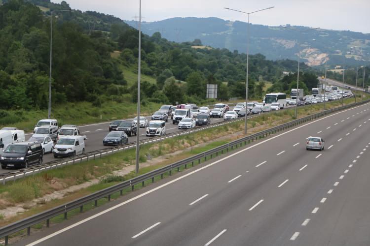 <p>Karnelerin alınması ve haftanın bitmesiyle birlikte bayram tatilini şehirlerinin dışında geçirmek isteyen vatandaşlar, yolara düştü. </p>
