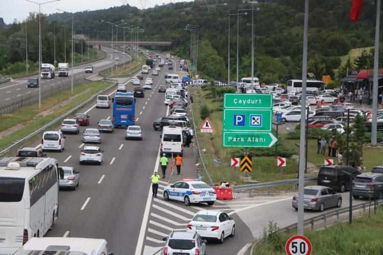 <p>Trafik ekipleri de otoyol üzerinde trafiğin yoğun olduğu güzergahlarda denetimlerini artırdı. Ulaşımdaki yoğunluğun akşam saatlerine kadar devam etmesi bekleniyor.</p>
