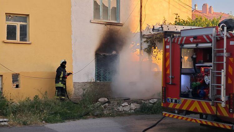 <p>Olay, Siyahser Mahallesi Şehit Bayram Yıldız Caddesi üzerinde bulunan 2 katlı müstakil evin birinci katında yaşandı. İddiaya göre, İ.Y.'ye ait evde kiracı olarak oturan B.S. isimli kadın ev sahibinin evi boşalt demesine sinirlenerek oturduğu evi ateşe verdi.</p>
