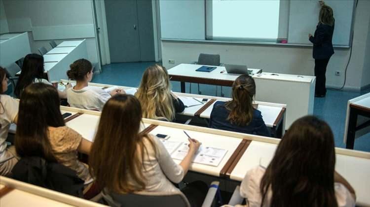 <p> Böylece Türkiye'den 2 üniversite ilk 100'e girerken, ilk 200'de 4, ilk 300'de 8 üniversitemiz yer aldı. İlk 1000'de yer alan üniversite sayımız ise 42 olarak gerçekleşti" denildi.</p>
