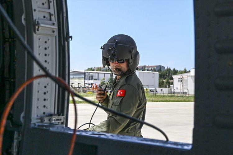 <p>Teknik ve Proje Yönetim Müdürü, hava araçlarının hızla gelişen teknolojiye ayak uydurması, daha verimli ve uzun süre kullanılabilmesi amacıyla, yapılan faaliyetlerle Türkiye'nin bu noktadaki imkan ve kabiliyetlerinin geliştirildiğini vurgulayarak, <em><strong>"Özelikle son yıllarda MSB çatısı altında sağlanan büyük destekle tesis, teçhizat, eğitim ve personel yönünden büyük bir atılım başlatılarak çok büyük gelişmeler sağlanmıştır."</strong></em> ifadelerini kullandı.</p>

<p> </p>
