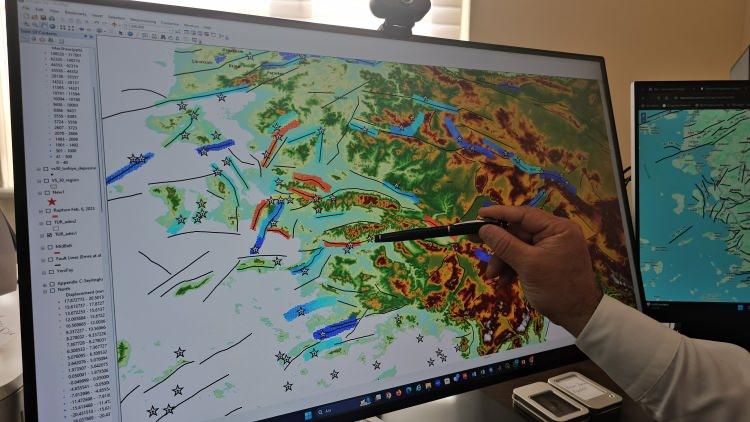 <p>Zonguldak Bülent Ecevit Üniversitesi (ZBEÜ) Mühendislik Fakültesi Geomatik Mühendisliği Öğretim Üyesi Prof. Dr. Şenol Hakan Kutoğlu, milattan önce 222 yılına kadar geçmiş depremleri de gösteren, yer hareketlerini uydu verileri ve uzay teknolojileri kullanarak geliştirdikleri yazılım ile incelediklerini söyledi. </p>
