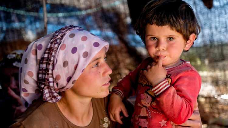 <p>Oğlu Ali'nin okul çağına geldiğinde eğitim almasını sağlayacağını söyleyen Fatma Dilekmen (28), "Ali bizim evin neşesi. Dedesiyle gider develeri otlatır. Keçilerin arasına girip onlarla oynar. Ona baktığımız zaman yüzümüz gülüyor. Bir acım, sıkıntım varsa Ali'yi görünce her şeyi unutuyorum. Ali, 3 yaşına girecek ve şimdiye kadar hiç hastalanmadı. Ne hastaneye götürdük ne de ilaç kullandı. Doğal yaşamda büyüdüğü için mi bilemiyorum. Hiç korkusu yok, istediği yere gidiyor. Bu hayatın içinde kıl çadırda büyüyor. Okul çağına geldiğinde de okulu istemezse, diye korkuyorum. Ama ben okumasını, asker olmasını istiyorum" diye konuştu.</p>
<p> </p>