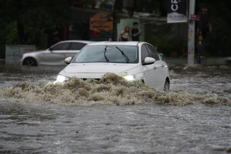 <p>Gazeteci Yazar Muammer Yaşar Bostancı Caddesi'ndeki alt geçitte bir servis aracı mahsur kaldı. İzmir Yolu Caddesi'nde de oluşan su birikintileri nedeniyle trafikte aksamalar yaşandı.</p>
