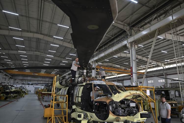 <p>Fabrikanın Teknik ve Proje Yönetim Müdürü ise fabrikanın 1948'den bu yana TSK envanterindeki hava araçlarının depo seviyesi bakım yeteneği kapsamında yapısal, motor ve aviyonik konularında, sahip olduğu teknik kadroyla, bakım, onarım ve modernizasyonuna yönelik çözümler ürettiğini bildirdi.</p>
