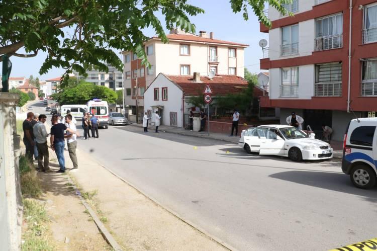<p>Bu sırada Adana’dan geldiği ve sokakta beklediği belirtilen Merve Karabaş’ın babası Osman Nuri K. kızıyla tartıştı, ardından belinden çıkardığı tabancayla otomobilin içindeki Merve Karabaş’a ateş etti.</p>
