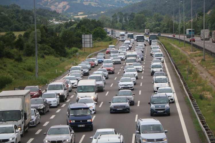 <p>İstanbul yönünden Ankara istikametine ve Karadeniz illerine giden tatilciler nedeniyle otoyol üzerinde ulaşım bazı yerlerde durma noktasına geldi. </p>
