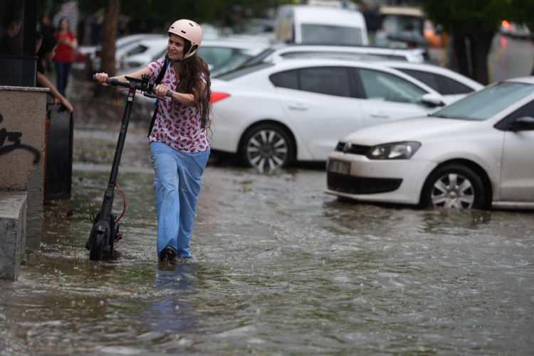 <p>Aniden bastıran dolu, dışarıda bulunan vatandaşları zor durumda bıraktı.</p>
