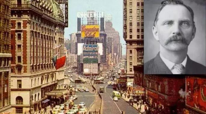 <p>1950 yılında kayıp vakalar üzerinde çalışan bir New York polis memuru, morga getirilen bir adamın cesedini inceledi. Yaklaşık 30 yaşlarında olan adam o akşam saat 23.15'te, karşı karşıya geçmeye çalışırken Times Meydanı'nın ortasına gelmiş ve arabalara tabelalara sanki daha önce hiç görmemiş gibi bakarken hızla gelen bir taksinin çarpması sonucu ölmüştü.</p>
