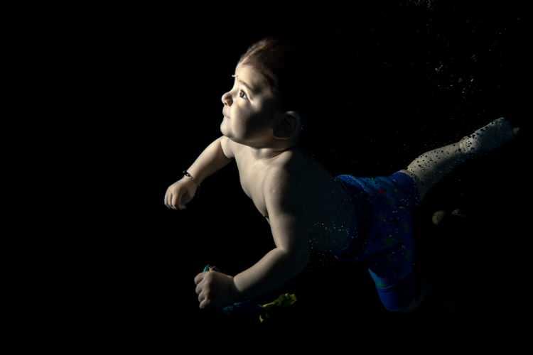 <p>İkinci ayını tamamlamış bebeklere yüzme ve dalma eğitimleri verilerek algısal yetenekleri, zeka, denge ve koordinasyonlarının geliştirilmesi amaçlanıyor.</p>
