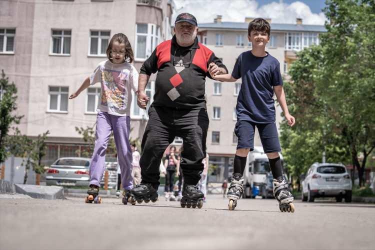 <p>Erzurum'da yaşayan ve yıllarca tekerlekli paten, buz hokeyi, curling ve yüzme eğitmenliği yapan İltir, Palandöken ilçesindeki Hüseyin Avni Ulaş Mahallesi'nde küçük bir atölye kurdu.</p>
