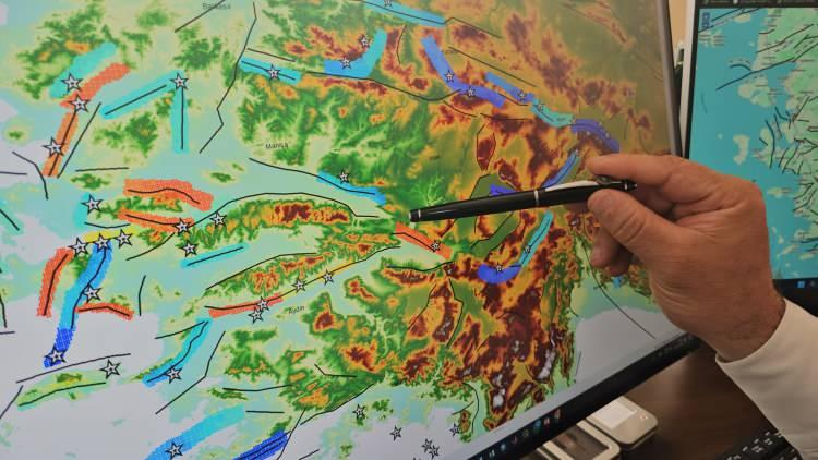 <p>Daha önce Erzurum-Erzincan hattına dikkat çektiğini hatırlatan Kutoğlu, Marmara ve Hatay-Maraş bölgelerini konuşurken diğer noktaları da unutmamak gerektiğini belirtti. İzmir bölgesinde 3 fay gördüklerini söyleyen Prof. Dr. Kutoğlu, <em><strong>"Ege'de özellikle geçmiş depremleri ve fayların hareket hızlarını incelediğimizde orada da yüksek derecede enerji biriktirmiş, sıcak nokta olarak adlandırabileceğimiz fay hatlarımız söz konusu. Haritayı incelediğimizdeki değerler modelden değil, gerçek yeryüzü hareketlerinden elde edilmiş enerji birikimleri. O yüzden son derece güvenilir bilgiler. Özellikle İzmir bölgesinde 3 fayımız olduğunu görüyoruz. Manisa bölgesinde, İzmir'in kuzeyinde Bergama bölgesinde 2 fayımız, Aydın'dan geçen 1 fayımız ve Denizli'deki 1 fayımızın gerçekten gerinim değerleri olarak ülkemizdeki gerilimi en yüksek faylar içinde olduğunu görüyoruz. Dolayısıyla diğer fayları konuşurken İzmir ve yakın çevresindeki illerdeki bu tehditleri göz ardı etmemek lazım. Yaptığımız değerlendirmeler, bu fayların Türkiye'de gerinimi en yüksek faylar içinde olduğunu gösteriyor. İzmir çevresinde, Denizli'de, Aydın'da, Manisa’da ve Bergama hattındaki faylara baktığımız zaman bunların uzunlukları 6’dan büyük, 7’ye varan depremler üretebileceğini söylemek mümkün"</strong></em> dedi.</p>

<p> </p>
