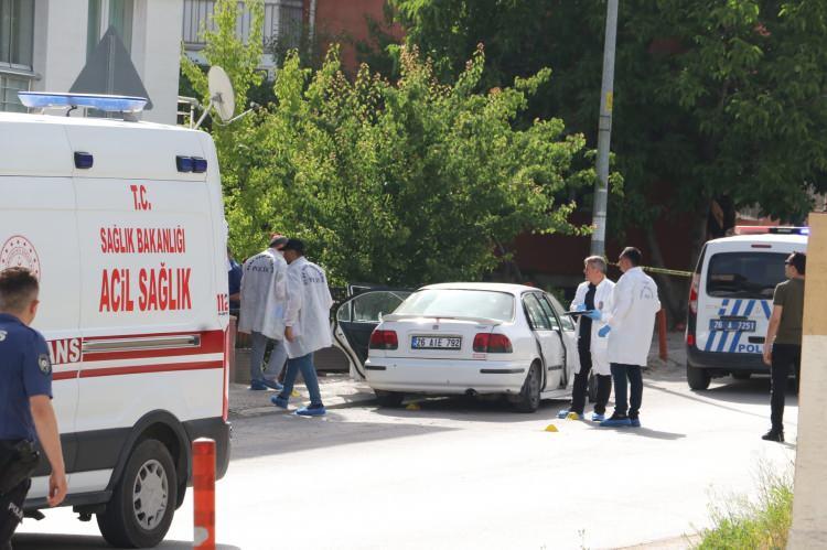 <p>Merve Karabaş'ın 11 yıllık eşi Ahmet Karabaş da haberi alıp eve geldi. Sokakta eşin ve çocuğunun öldürüldüğünü öğrenen Ahmet Karabaş, gözyaşlarına boğuldu. Olayla ilgili soruşturma sürüyor. </p>
