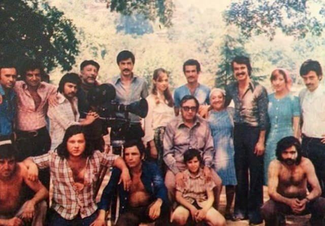 <p><span style="color:#800000"><strong>'KÖTÜ ÇOCUK OKTAY' ROLÜNÜ İSTEDİM</strong></span></p>
<p>Türk sinemasının unutulmaz yapımlarından olan 'Aile Şerefi'nde 'Kötü Çocuk Oktay' karakterine hayat veren oyuncu, <em><span style="color:#000080"><strong>"Suphi Tekniker, 'Aile Şerefi' projesini getirdi. Ertem Eğilmez ile Sadık Şendil çok beğendi. 'Oktay' karakterini okuyunca 'Bunu ben oynamalıyım!' dedim. Suphi Teniker de benim canlandırmamı istedi karakteri. Filmin yönetmeni Orhan Aksoy ise karşı çıktı, çünkü Salih Kırmızı'nın oynamasını istiyordu. Salih 'kötü adam' diye rolü istemedi. Film çekildi, 'Oktay'ın sahneleri kalmıştı. Sonra Ertem Eğilmez devreye girdi ve karakteri ben oynadım. Sete bir gittim herkes bana düşman gibi bakıyordu, senaryo yazarken elime bakan bazı kişilerin hoşuna gitmemişti. Film bitene kadar Orhan Aksoy dahil pek çok kişi rolü iyi oynadığımı düşünmemişti. O dönem açıkçası beni çok üzmüştü. Ancak film çok iyi bir gişe yaptı. 'Oktay' karakteri büyük yankı uyandırdı ve Yeni Delhi Film Festivali'nde Özel Jüri Ödülü'ne layık görüldüm. Arzu Film'in en soluklu işlerinden biri oldu, yıllar geçse de hala televizyonlarda görüyoruz."</strong></span></em> diyerek, bu filmin kendisinde ayrı bir yeri olduğunu söyledi.</p>