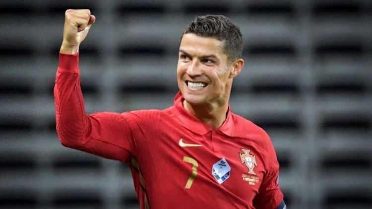 <p>Şampiyona finallerinde toplam 14 golü bulunan Ronaldo, bu alanda zirvede tek başına. Ronaldo'nun ardından ikinci sırayı 9 golle Fransa'nın efsane ismi Michel Platini alıyor.</p>