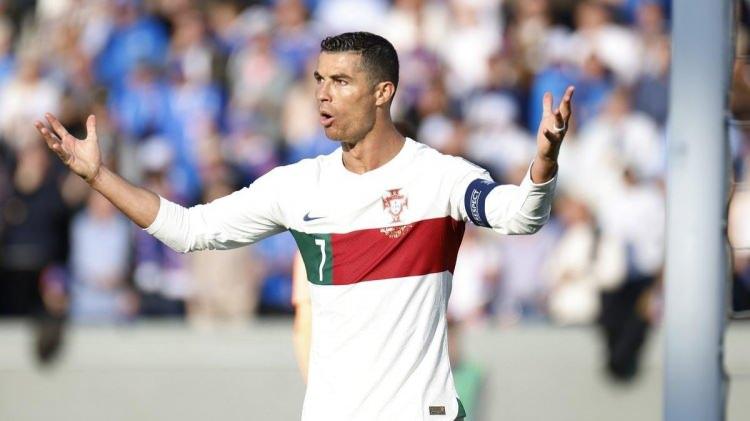 <p><strong>Ronaldo'dan 5 turnuvada 14 gol</strong><br />
<br />
<br />
EURO 2024'te 6. kez Avrupa Futbol Şampiyonası'nda boy gösterecek Cristiano Ronaldo, 14 golünü 5 turnuvada attı.<br />
<br />
Ronaldo, 2004'te 2, 2008'de 1, 2012 ve 2016'da 3'er ve 2020'de 5 kez rakip fileleri havalandırdı.<br />
<br />
Beş turnuvada toplam 25 maçta görev yapan Ronaldo, 14 kez gol sevinci yaşadı. Ronaldo, bu gollerin 3'ünü penaltıdan kaydetti.</p>