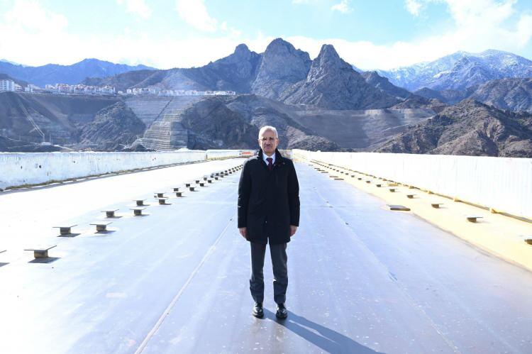 <p>Ulaştırma ve Altyapı Bakanı Abdulkadir Uraloğlu, Artvin&rsquo;de yapılan Yusufeli Barajı ve Hidroelektrik Santrali (HES) nedeniyle değişen karayolu ağı kapsamında inşa edilen Yusufeli Merkez Viyad&uuml;ğ&uuml;&rsquo;n&uuml;n 11 Haziran Salı g&uuml;n&uuml; trafiğe a&ccedil;ılacağını duyurdu.</p>
