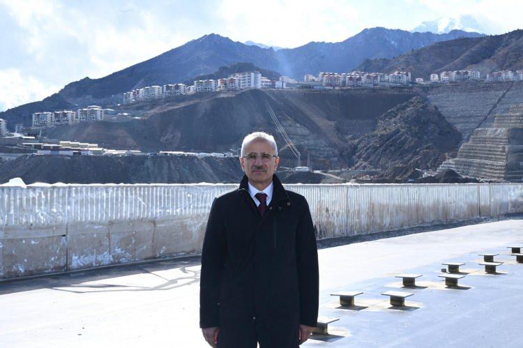 <p>Yusufeli R&ouml;lekasyon Yolları b&uuml;nyesinde toplam uzunluğu 2 bin 188 metre olan 4 adet teknolojik k&ouml;pr&uuml; yapıldığını da anımsatan Bakan Uraloğlu, <em><strong>&ldquo;Bu k&ouml;pr&uuml;lerden Tekkale Viyad&uuml;ğ&uuml;, Yusufeli Baraj Viyad&uuml;ğ&uuml; ve Şilenkar Viyad&uuml;ğ&uuml;&rsquo;n&uuml; daha &ouml;nce hizmete almıştık. Yusufeli Merkez Viyad&uuml;ğ&uuml;&rsquo;n&uuml; de trafiğe a&ccedil;arak Artvin-İspir arasındaki mesafeyi 15,5 kilometre kısaltıyoruz. Viyad&uuml;k ile kış aylarında meydana gelen buzlanma, kaya d&uuml;şmesi ve heyelan gibi doğa olayları sonucunda yaşanabilecek tehlikelerin de &ouml;n&uuml;ne ge&ccedil;iyoruz, trafiğin g&uuml;venli hale getirilmesini ve seyahat konforunun artırılmasını sağlıyoruz.&rdquo; </strong></em>dedi. Uraloğlu Yusufeli Merkez Viyad&uuml;ğ&uuml; sayesinde, toplam 43 milyon TL tasarruf sağlanacağının da altını &ccedil;izdi.</p>

<p>&nbsp;</p>
