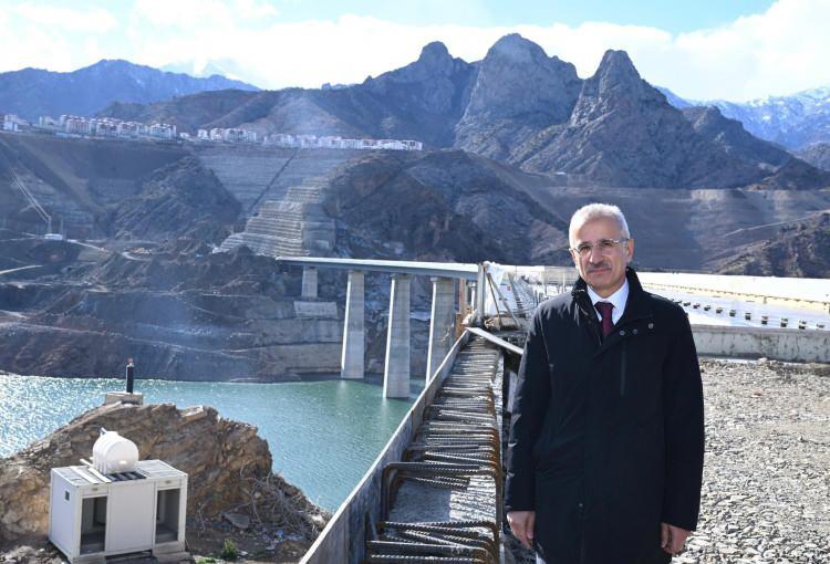 <p>Yusufeli il&ccedil;esinde &Ccedil;oruh'un &uuml;zerine projelendirilip, temeli 26 Şubat 2013'te atılan, 275 metre g&ouml;vde y&uuml;ksekliğiyle T&uuml;rkiye'nin en y&uuml;ksek, d&uuml;nyanın 5'inci en y&uuml;ksek barajı Yusufeli Barajı'nda son adımlara gelindi.&nbsp;</p>
