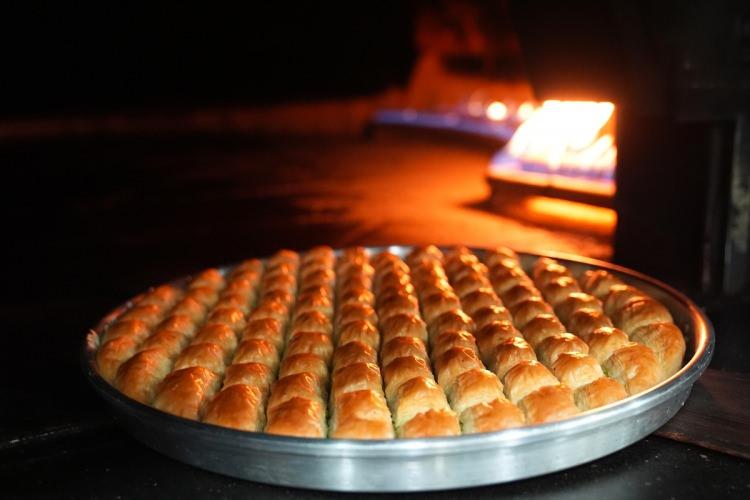 <p>İmalathanelerin tam kapasite çalıştığını dile getiren Yıldırım, hazırlıkları tamamlamak için gece gündüz uğraş verdiklerini anlattı.</p>
<p></p>