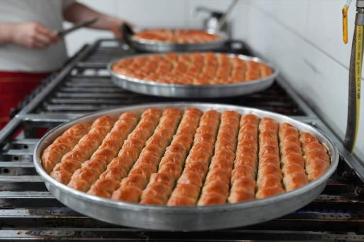 <p>Bayram döneminde kendilerinden en çok talep edilen ürünler hakkında bilgi veren ve tüketicilere uyarılarda bulunan Yıldırım, şu ifadeleri kullandı:</p>
<p> </p>