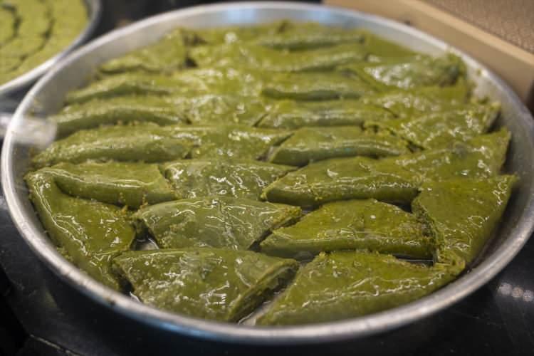 <p>"Bu bayram yine her zaman olduğu gibi klasik baklava ve klasik çeşitler ön planda. Bunun dışında midye baklava, şöbiyet, fıstık dolamaya ve havaların sıcak olmasından dolayı soğuk baklavaya da talep var. </p>