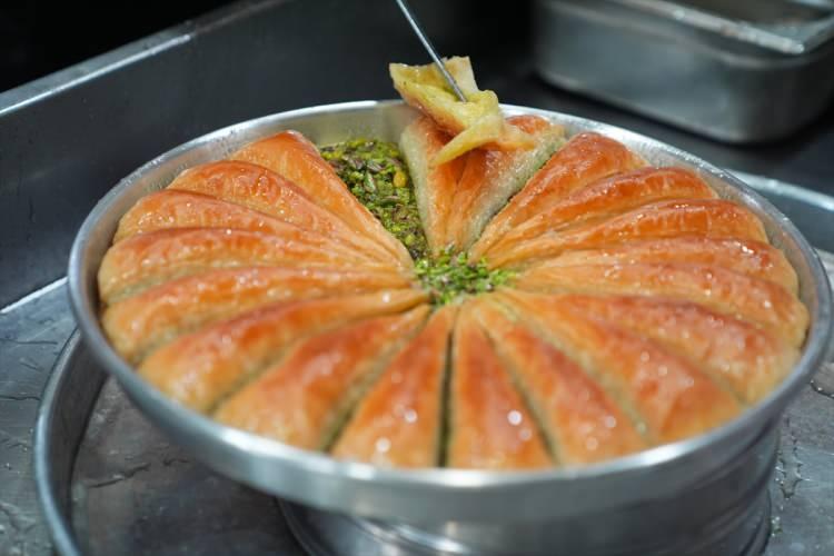 <p>Tüketicilere şunu söyleyebiliriz; baklava doğru yapıldığında çok sağlıklı bir tatlıdır, yani soğuk havada da sıcak havada da tüketilebilir, hiçbir problem olmaz. </p>