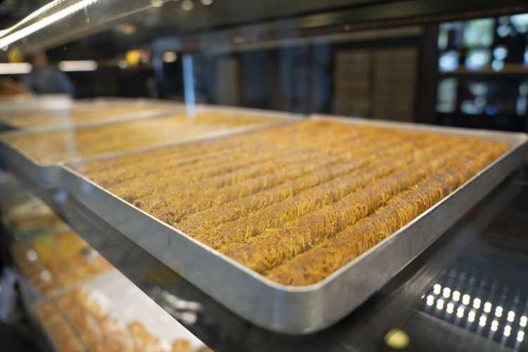 <p>Çünkü baklava besleyici bir tatlıdır. Yüzde yüz tereyağı, bol fıstık, bol ceviz ve kararında verilen bir şerbetle baklava aslında sağlık açısından da faydalı bir tatlıdır. </p>