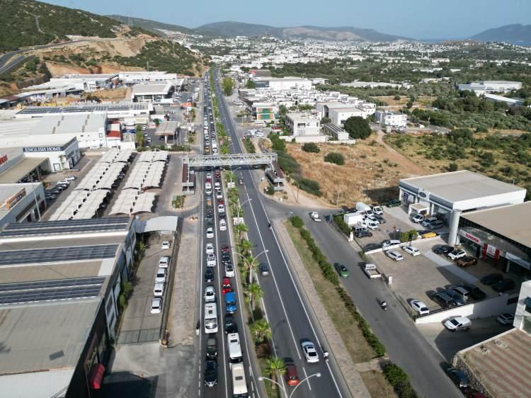 <p>Özellikle ana yolda oluşan trafik kuyruğu dikkatlerden kaçmadı. 40 dereceyi bulan bunaltıcı sıcaklarda ilerlemeye çalışan araç sürücüleri zaman zaman çileden çıktı.</p>