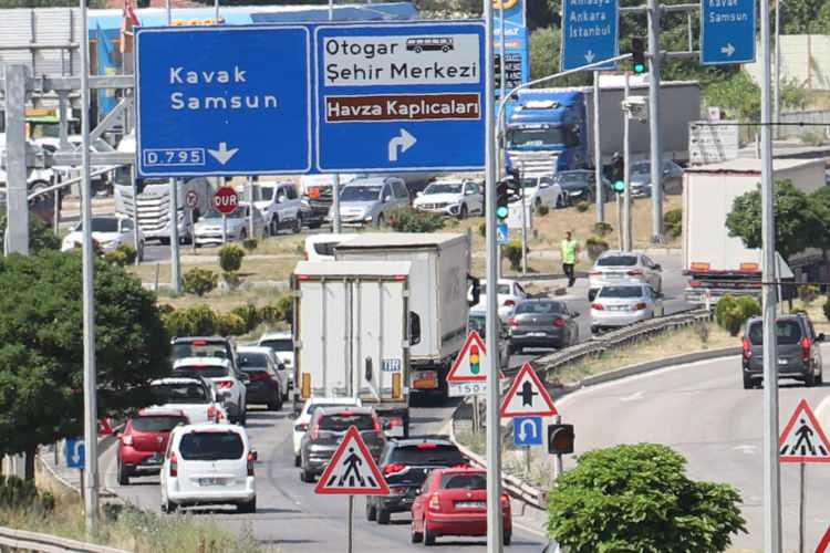 <p>Karadeniz Bölgesi'nin önemli geçiş güzergahlarından Havza'da özellikle Samsun, Ordu ve Trabzon istikametinde araçlar yoğunluk oluşturdu.</p>