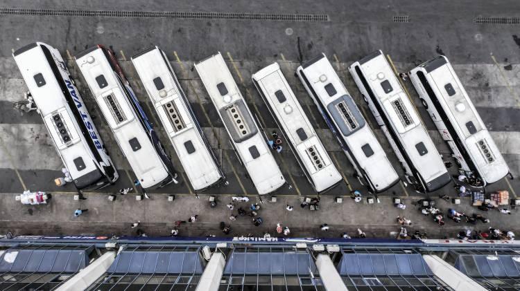 <p>Otogar girişinde uzun araç kuyrukları oluşan yoğunluk yüzünden, yolcuların talebini karşılamak isteyen birçok şehirlerarası otobüs firması ek seferler düzenledi.</p>
