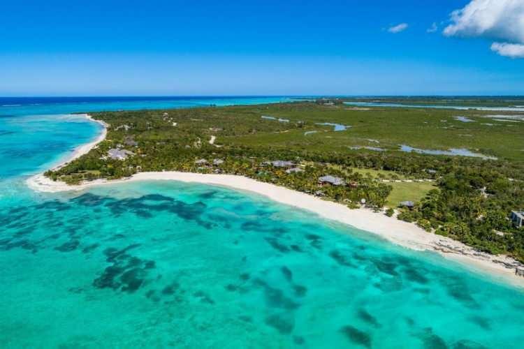 <p><span style="color:#000000"><strong>Kuzey Atlas Okyanusu'nda, Karayipler'e bağlı Turks ve Caicos Adaları'nda yer alan ada ev, ihtişamıyla görenleri kendine hayran bırakıyor.</strong></span></p>
