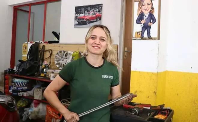 <p>Oto tamir ustası ve otomotiv mühendisi 29 yaşındaki Burcu Aşkın, tatilde yola çıkacak kişileri araç bakımları konusunda uyardı.</p>