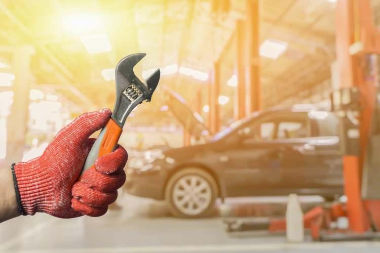 <p>Tabuları yıkıp başardığını ifade eden Aşkın, önce Mimar Sinan Lisesi'nde motor bölümünü sonra da Ege Üniversitesi'nde 2 yıllık motor teknolojisi bölümünü bitirdikten sonra 4 yıllık otomotiv mühendisliği bölümü okudu.</p>