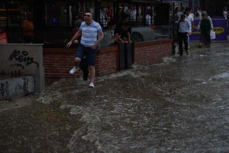 <p>Kimi sürücüler branda ve battaniye gibi örtülerle araçlarında önlem almaya çalıştı. </p>
