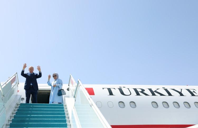 <p>Cumhurbaşkanı Recep Tayyip Erdoğan, özel uçak "CAN" ile Türkiye-İspanya 8. Hükümetler Arası Zirvesi'ne katılmak üzere İspanya'nın başkenti Madrid'e geldi.</p>
