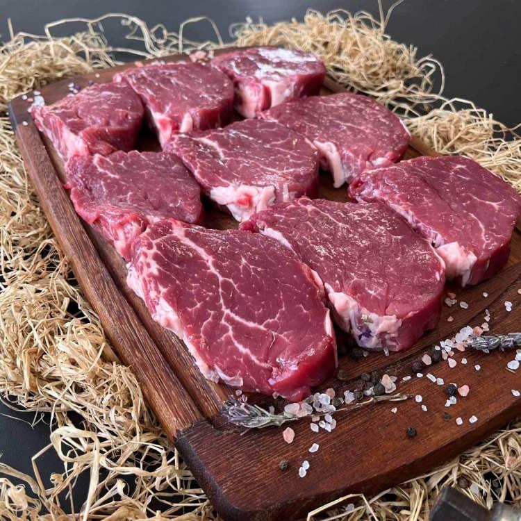 <p><strong><em>Bonfile:</em></strong><br />
<br />
Saçakları ve fitilleri temizlenmiş but etidir. Birinci kalite bifteklik et. Tava yada ızgarada pişirilir.</p>