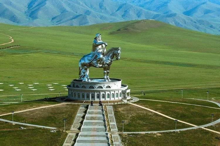 <p><span style="color:#B22222"><strong>7. Moğolistan</strong></span></p>