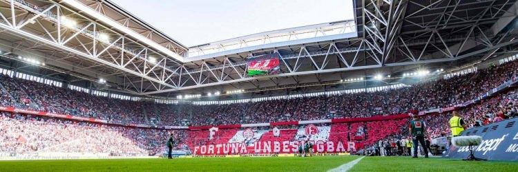 <p>DÜSSELDORF ARENA : DÜSSELDORF<br />
<br />
Bundesliga 2 ekiplerinden Fortuna Düsseldorf'un maçlarını oynadığı Düsseldorf Arena, 47 bin kişilik kapasitesiyle dikkat çekiyor.</p>
