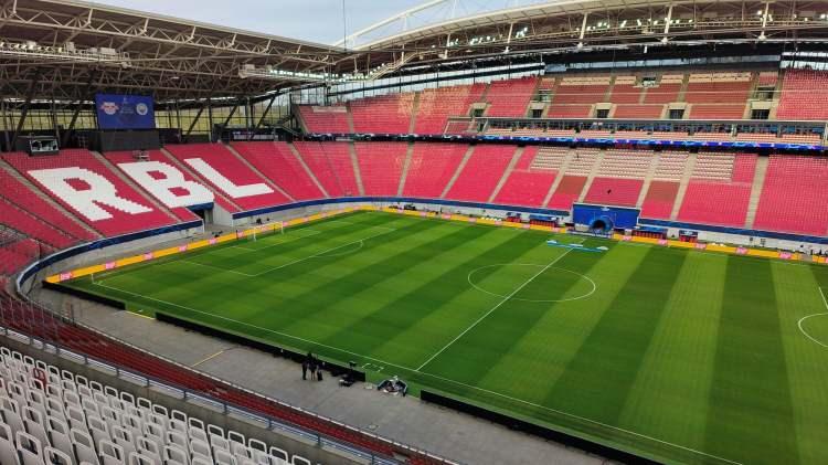 <p>RED BULL ARENA: LEİPZİG<br />
<br />
Leipzig'in maçlarını oynadığı Red Bull Arena, Alamnya'da son yılların dikkat çeken stadyumları arasında yer alıyor. Bu stadyumun 40 bin kişilik kapasitesi bulunuyor.</p>