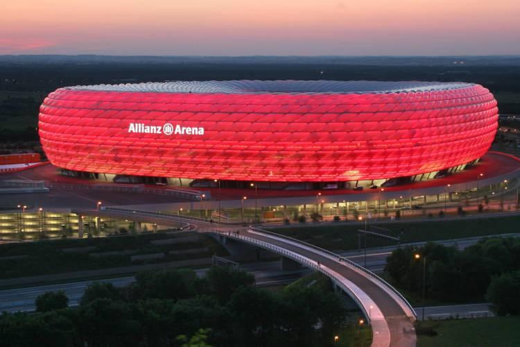 <p>ALLIANZ ARENA:  MÜNİH<br />
<br />
Bayern Münih'in ikonik stadyumu Allianz Arena, dev turnuvanın ev sahiplerinden biri. Bu görkemli stadyumun kapasitesi 66 bin.</p>
