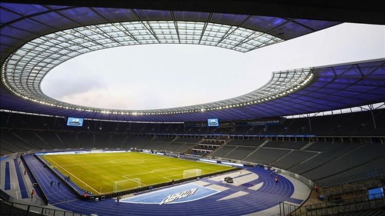 <p>OLİMPİYAT STADI:  BERLİN<br />
<br />
Başkent Berlin'de bulunan Olimpiyat Stadı, Hertha Berlin'in maçlarına ev sahipliği yapıyor. 71 bin kapasiteli bu stadyum, turnuvanın en önemli duraklarından biri olacak.<br />
<br />
Birçok dev maça sahne olan stat 1936 yılında Berlin'de gerçekleşen Olimpiyat Oyunları için yapıldı. <br />
<br />
Berlin Olimpiyat Stadyumu, 1936 Yaz Olimpiyatları'ndan sonra, 1974 FIFA Dünya Kupası ve 2006 FIFA Dünya Kupası final maçına da ev sahipliği yaptı.</p>

