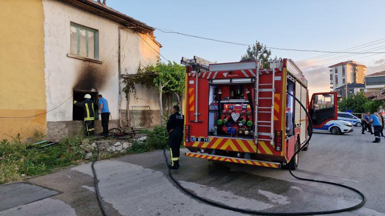 <p>Kiracı olarak oturduğu evi ateşe veren kiracı B.S. ise olaydan sonra polis tarafından gözaltına alınarak polis merkezine götürüldü. Olayla ilgili tahkikat başlatıldı.</p>
