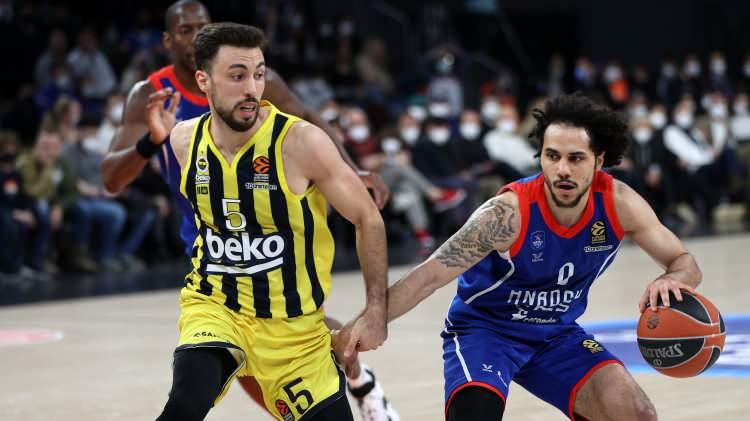 <p>Fenerbahçe Beko ile Anadolu Efes, <strong>Türkiye Sigorta Basketbol Süper Ligi</strong> final serisi üçüncü maçında karşı karşıya geldi. Maçı son saniye basketiyle <strong>82-81</strong> kazanan Anadolu Efes, seride durumu <strong>2-1</strong>'e getirmeyi başardı.</p>
