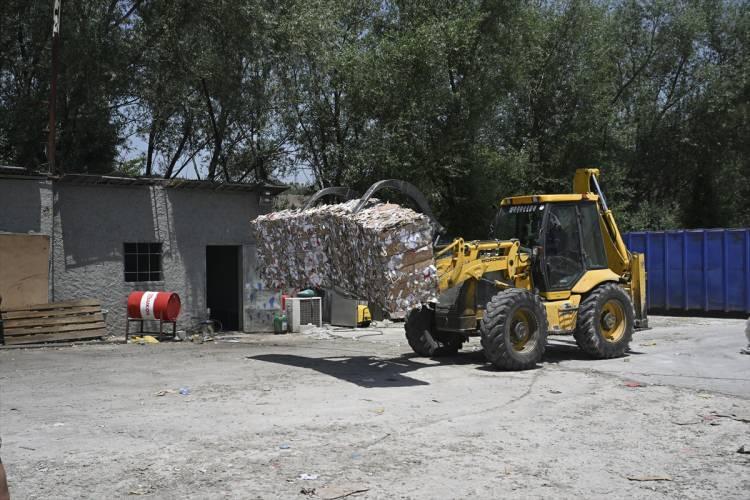 <p>Bu kapsamda Mamak'ta kağıt ve plastik atıklarda 1996'dan beri faaliyet gösteren Bakanlık lisanslı bir atık değerlendirme tesisinde de da günde 60 ton atık geri dönüştürülüyor ve bu sayede yılda 1 milyondan fazla ağacın kesilmesi engelleniyor.</p>