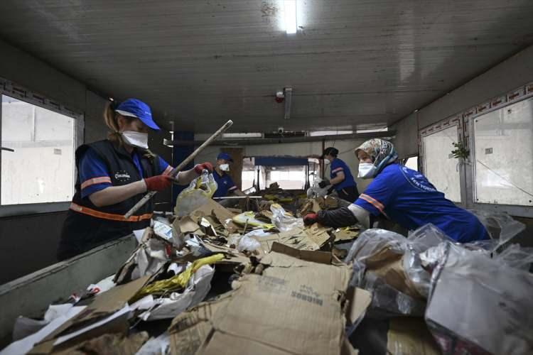<p>Atık yönetimi firması olarak kağıt, karton, naylon, pet şişe ve plastik atıkların geri dönüşümünü sağladıklarını belirten Karakaya, "Tesise gelen atıkların çoğunu sanayi kuruluşları, okullar, kamu kurum ve kuruluşlarından temin ediyoruz. </p>