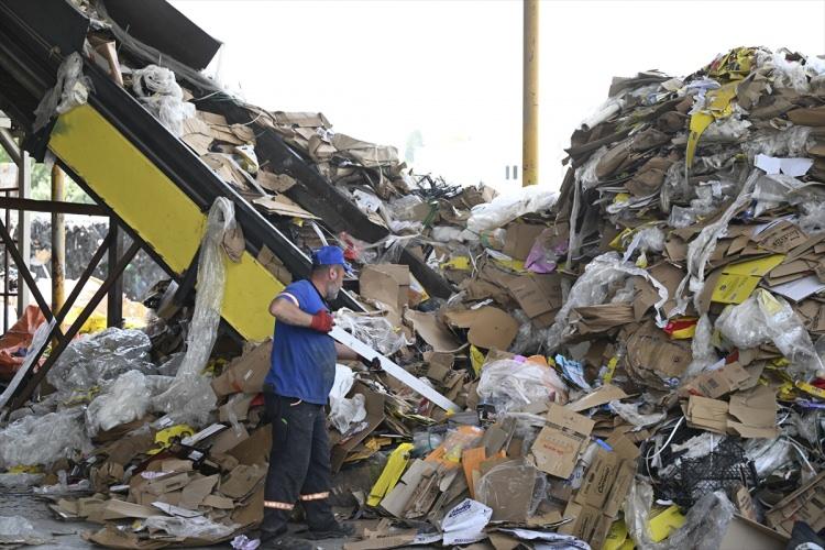 <p>Bunların yüzde 85'i kağıt atığından, geri kalan kısmı ise plastik atıklardan oluşturuyor.</p>
